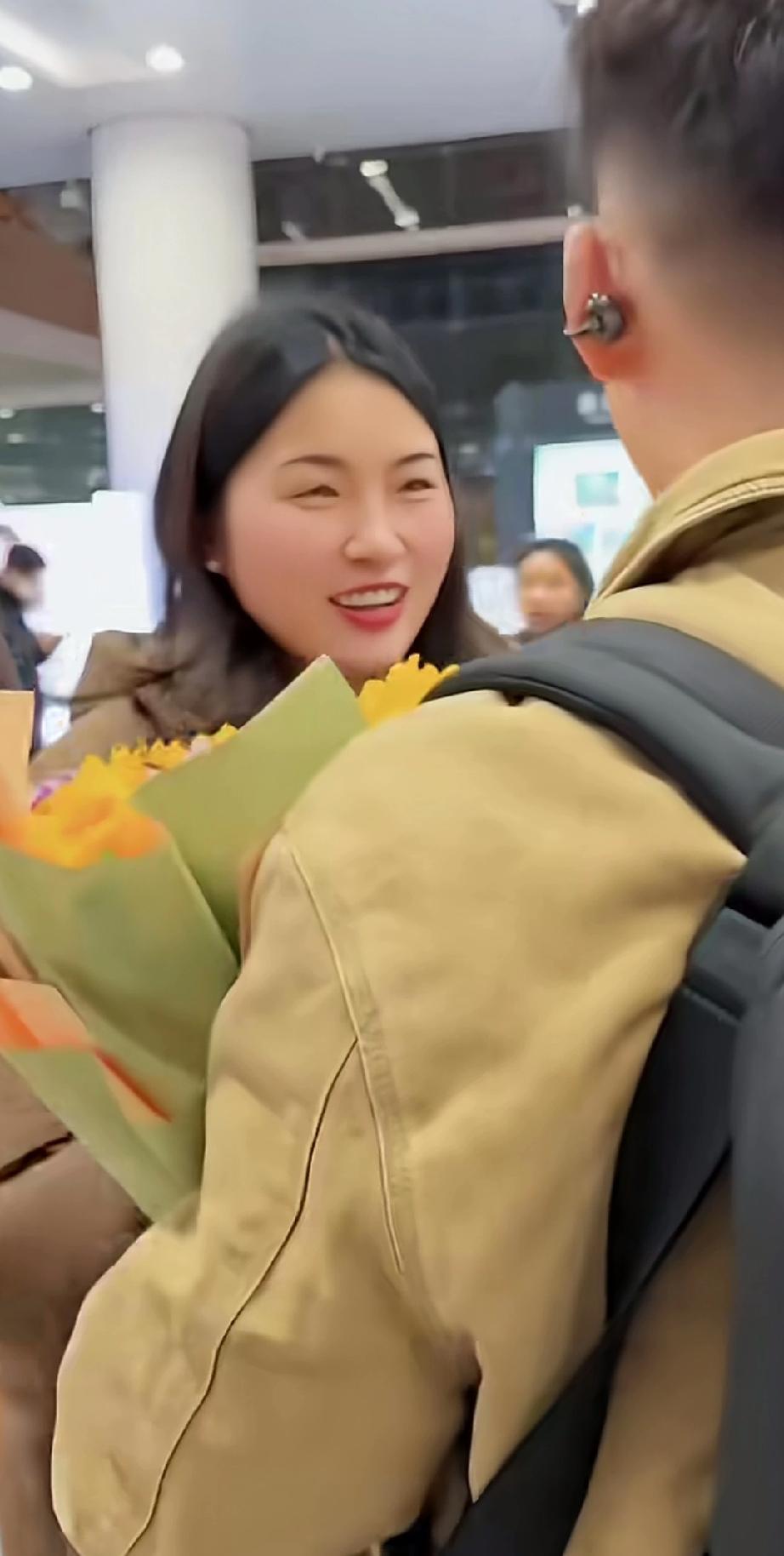 谢浩楠的妈妈带着他的女儿回到了老家，妹妹亲自接机，谢浩楠可能是和他的爸爸一起回