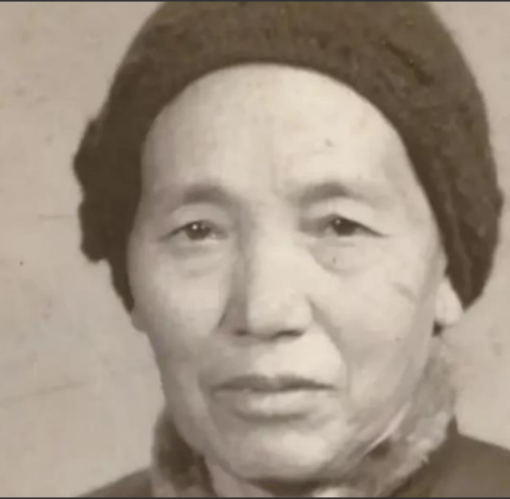 1941年，山东一伪乡长娶儿媳妇，邻村的任大娘被请去帮忙，可是在酒席间，她却无意