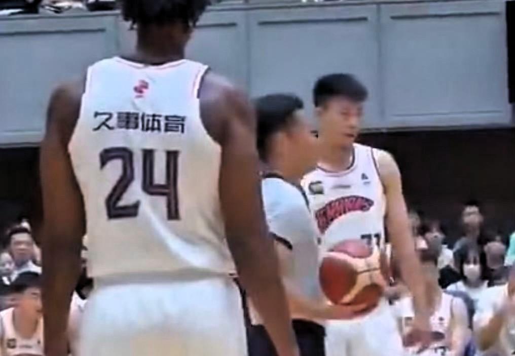 恕我直言！张镇麟代表上海男篮海外首秀表现差强人意，进攻选择还是老问题，面对横滨海