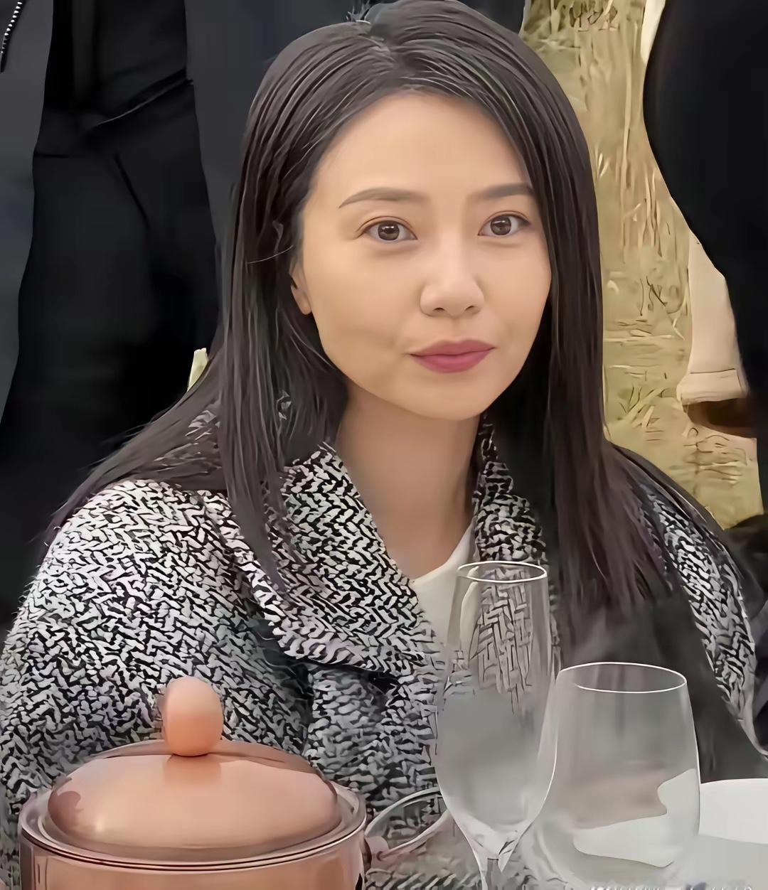 真想不到呀，高圆圆头发都白了这么多了。真是岁月不饶人。