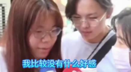 台湾中天记者在街头采访几位台湾的年轻人记者问：“你们是不是希望上海人开通金门