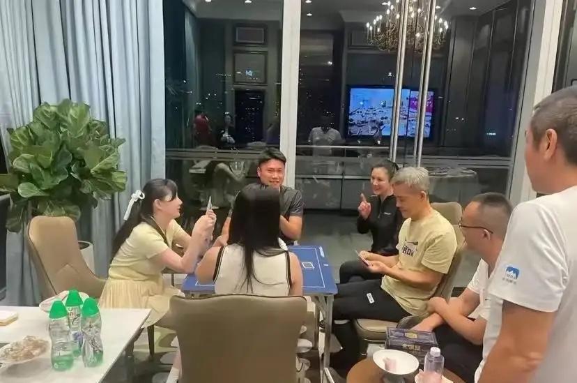 有个事儿吧，我那消息灵通的搭子憋不住跟我唠了一嘴。真没想到啊，全网都在传王石