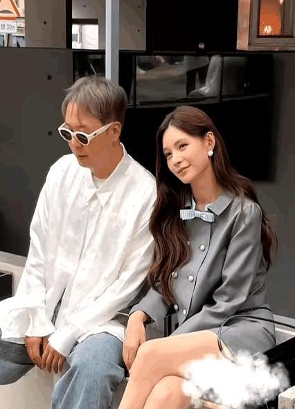 “杜海涛瘦到像被漂白的影子，沈梦辰却像滤镜里的光。”反推，观众先看对比图，再回看