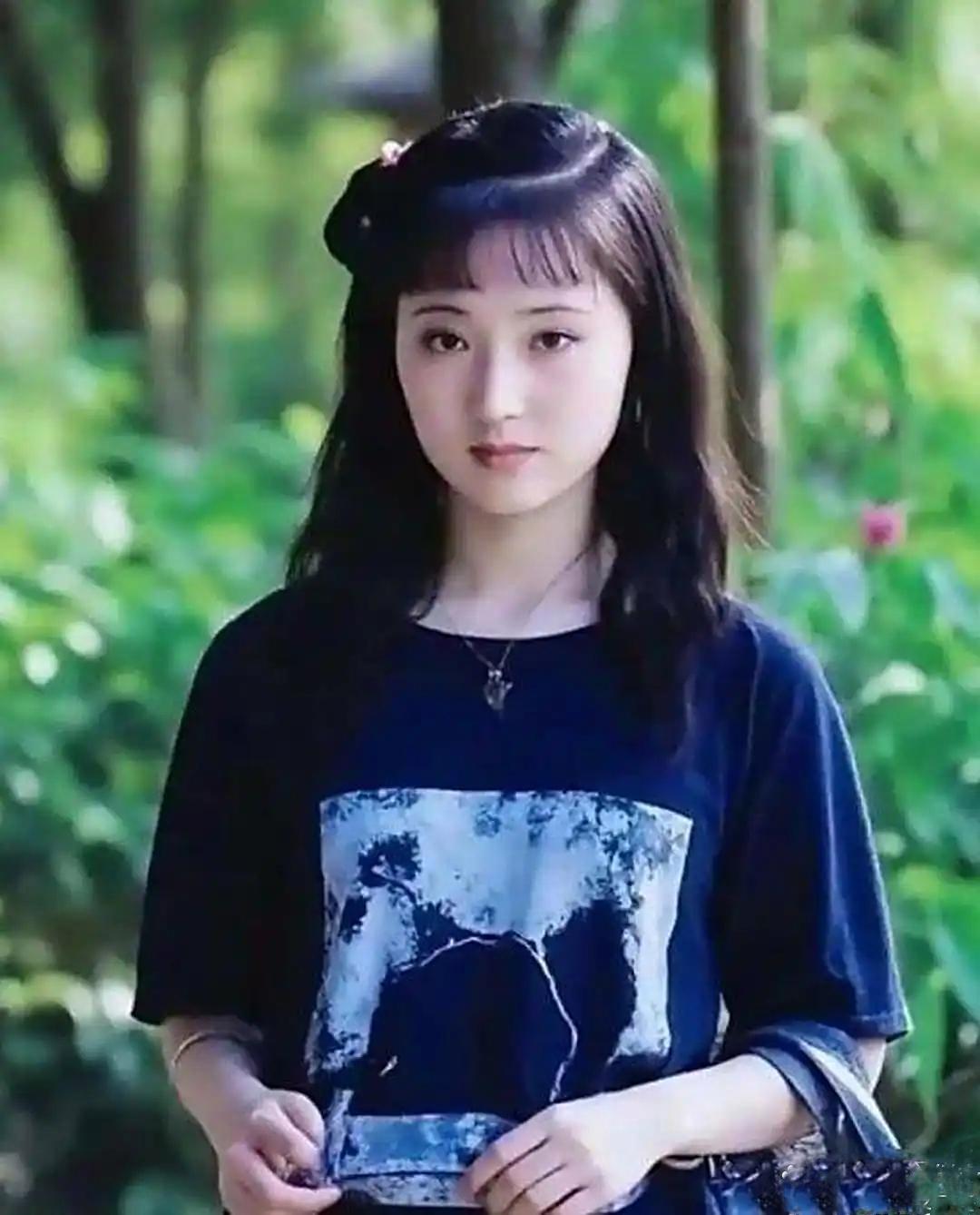 17岁福州女生撞脸陈晓旭，复刻黛玉造型爆火福州高三女生白陌最近直接被网友“封