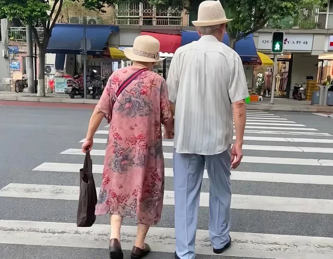89岁老头和84岁老太太相互搀扶着走进民政局，两人要办理离婚。工作人员看到两位老