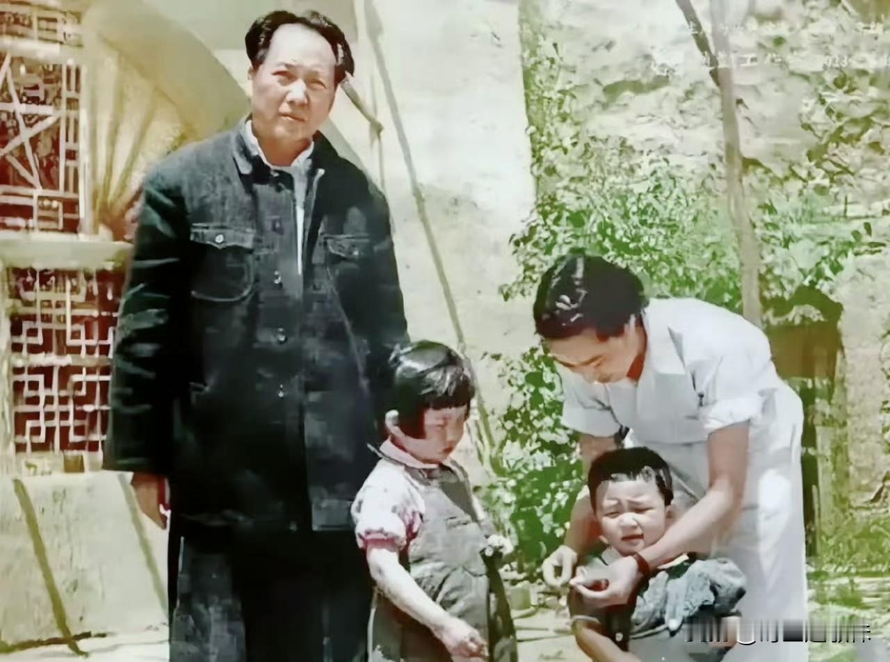 1945年，小李讷与小朋友抢玩具，降伏百万蒋匪的伟人，面对爱女和小朋友也束手无策