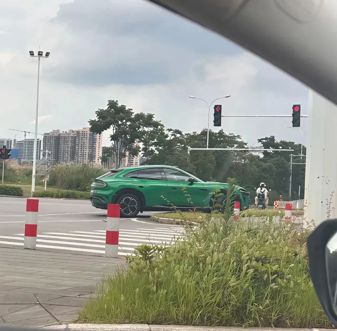 果然基因没有失传，第二代绿化带、马路牙子战车。请开始你的表演！