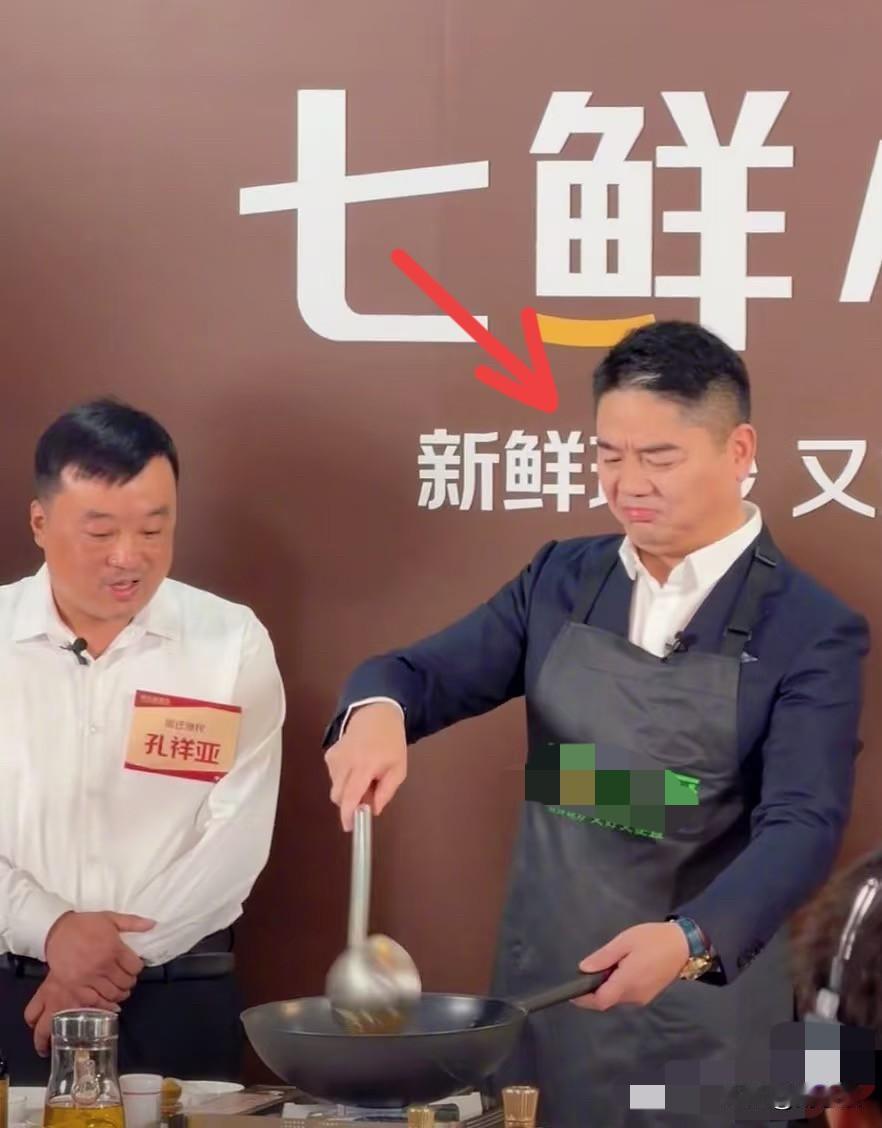 露完厨艺，再亮酒量！厉害了，刘强东又炒上菜了，在辣到咳嗽之后，他还向众人敬酒….