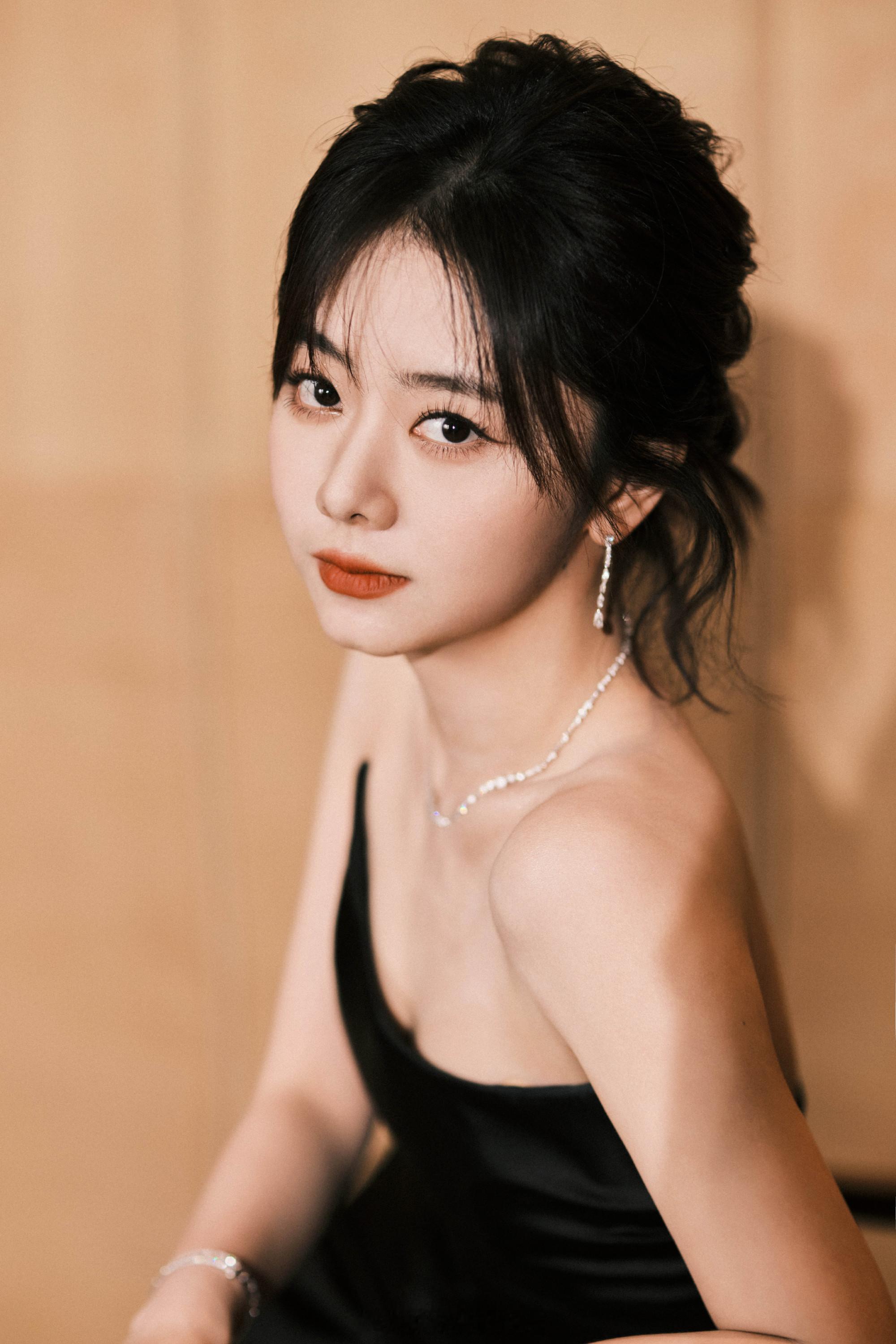 谭松韵复古迷人大片