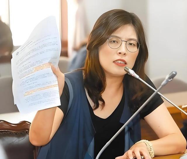 郑丽文现在估计挺后悔的，后悔什么？她后悔的不是加入国民党，也不是竞选主席时缴纳的