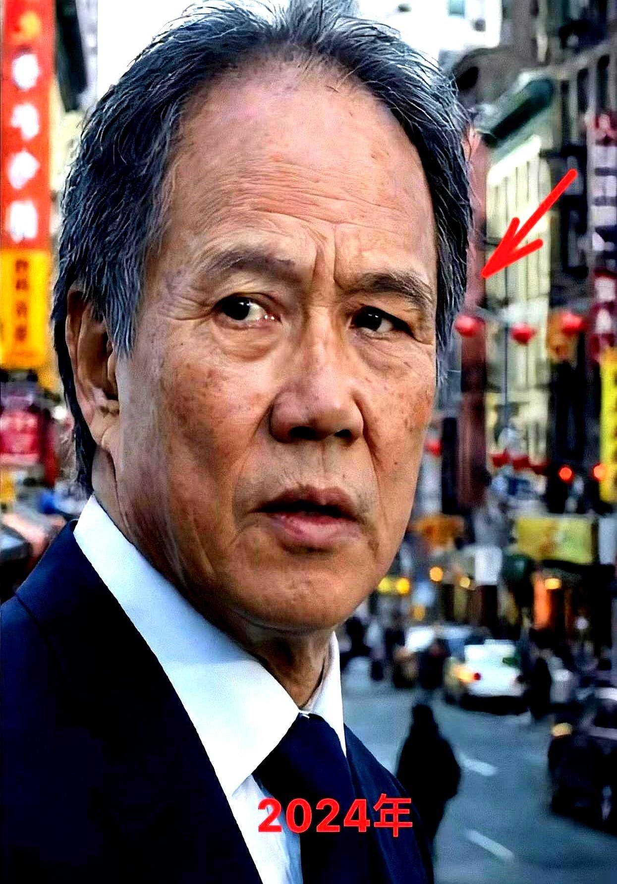 76岁黄元申纽约近照，身边竟无一人认出。一张纽约街头的照片，一个西装革履的