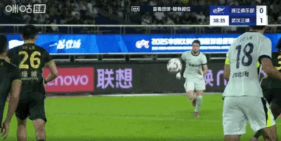 浙江队vs武汉三镇上半场补时12分钟😂目前武汉三镇1-0领先浙江队热点现场