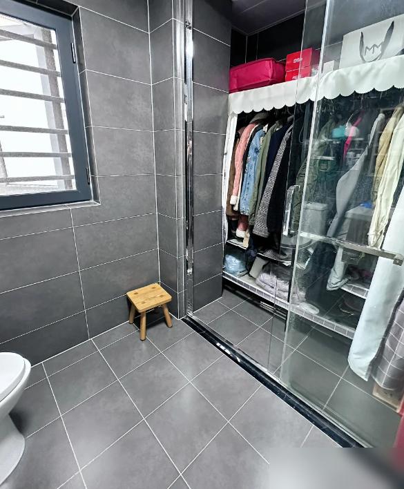 谁懂啊！把主卫改成衣帽间的姐妹，九成要踩坑哭着拆！最近刷到好多网友吐槽，为了