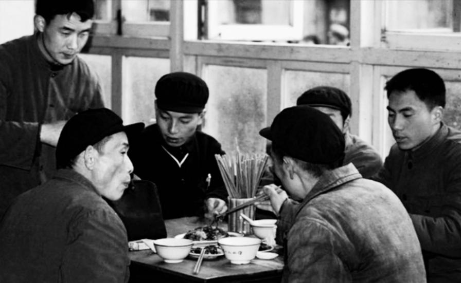 上世纪70年代，山西军区司令接见了1位老部下，并设宴款待。在饭桌上，老部下突然跪