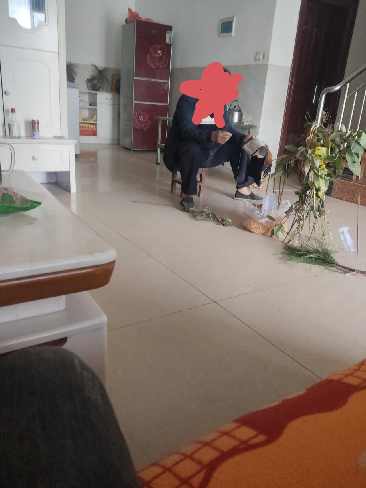 从小到大每年正月的必备节目，猜猜这是在做什么？