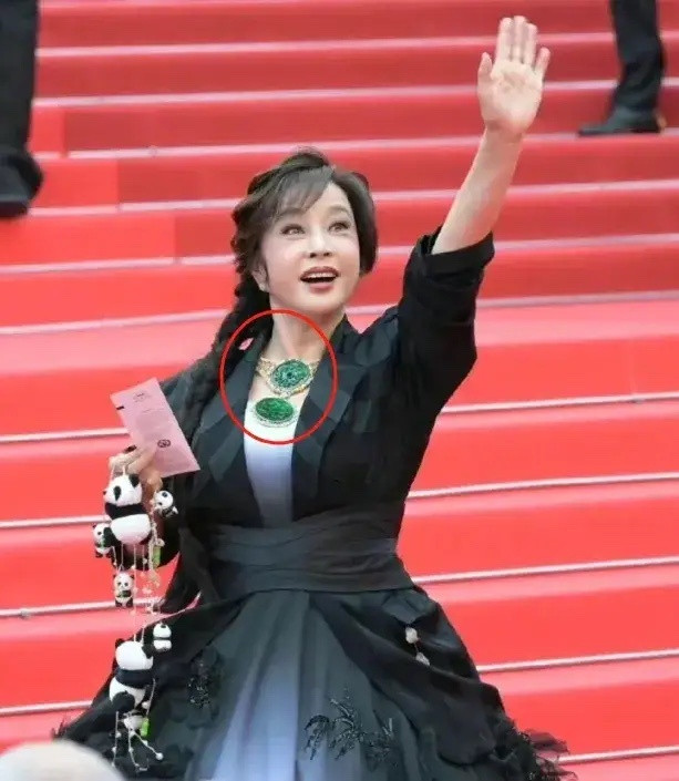我特意查了一下刘晓庆被举报这事。如果王先生举报的内容属实的话。那刘晓庆估计要“塌