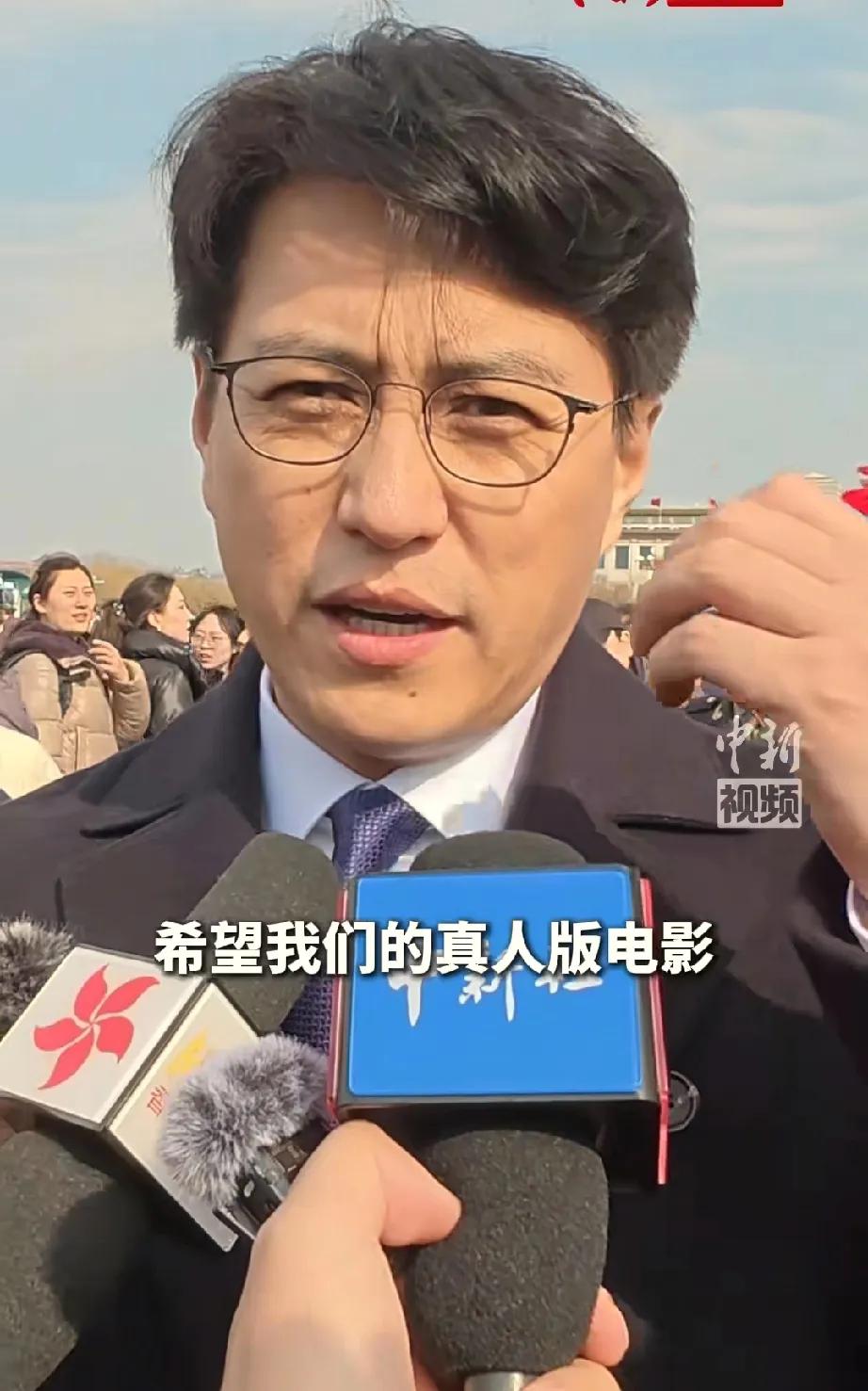 靳东参加两会，被网友嘲笑：怎么也老成这样了？脸上褶子太多了！不是才49岁吗？