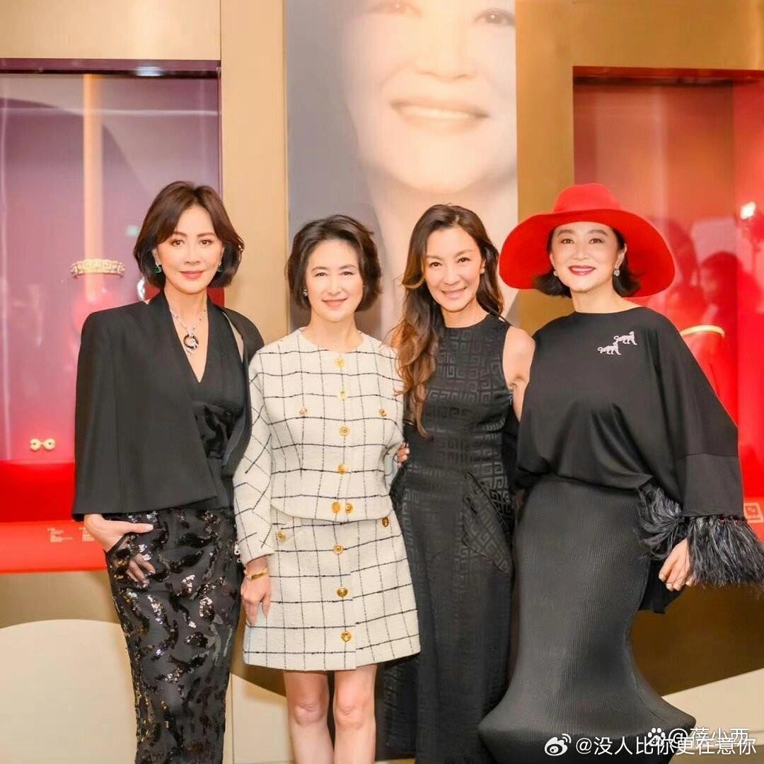 63岁何超琼早就该穿短裙了，与刘嘉玲、林青霞合影，漫画腿赢麻了​​​
