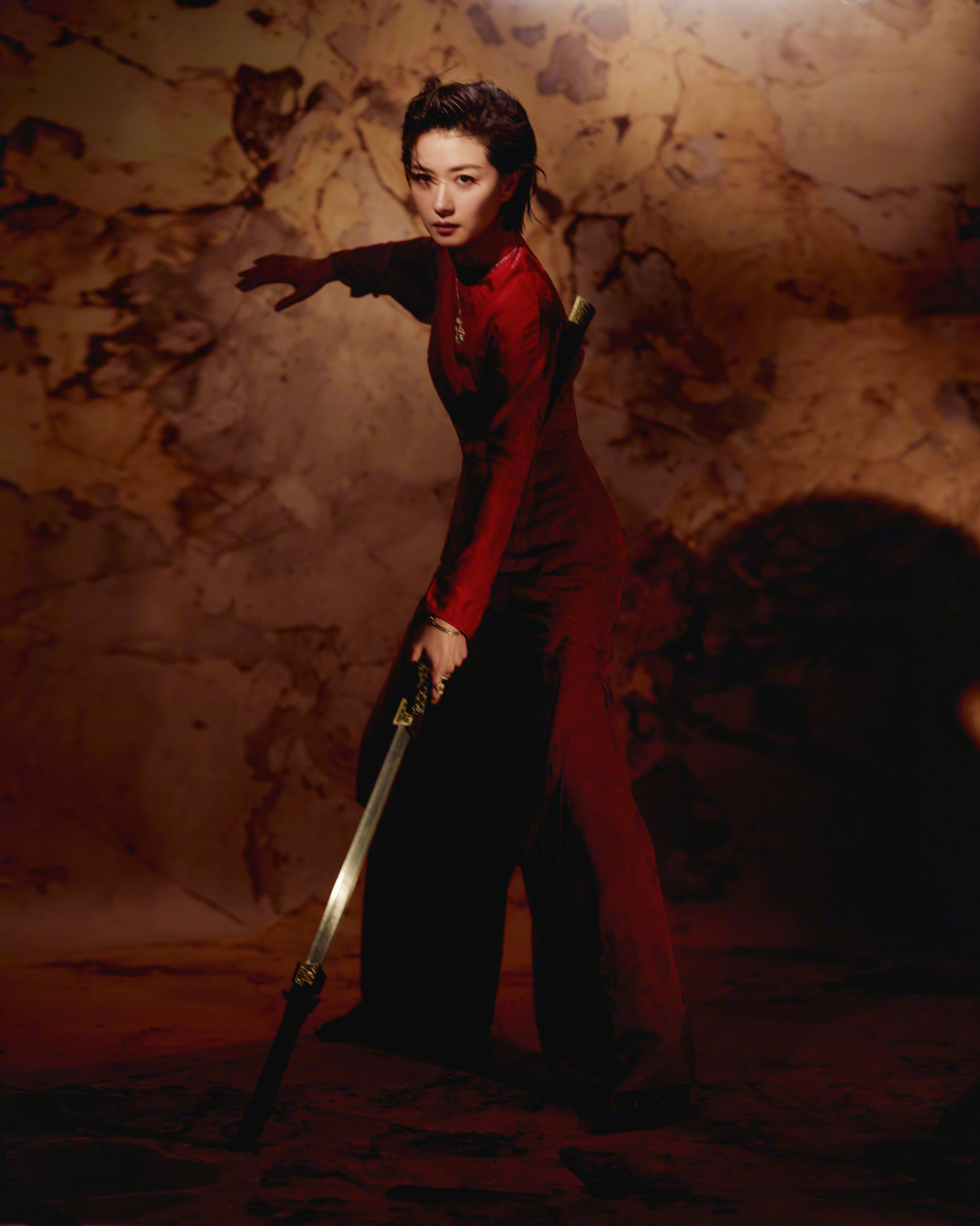 万茜英气万茜御剑造型一袭中式红裙尽显飒爽英姿，眉眼间自带气场，将东方雅致与巾帼