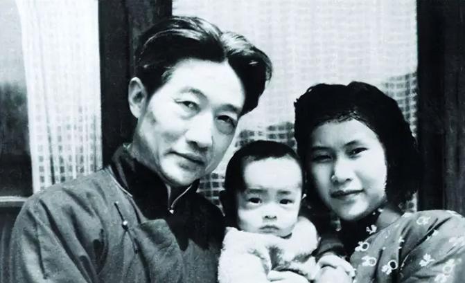 1953年，画坛巨匠徐悲鸿去世没几个月，他30岁的遗孀廖静文，带着两个孩子，把上