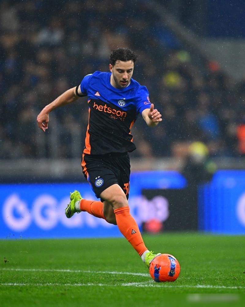 国米给奥古斯托标价2500万，一堆迷妹追着骂管理层软弱。我告诉你，你看反了。