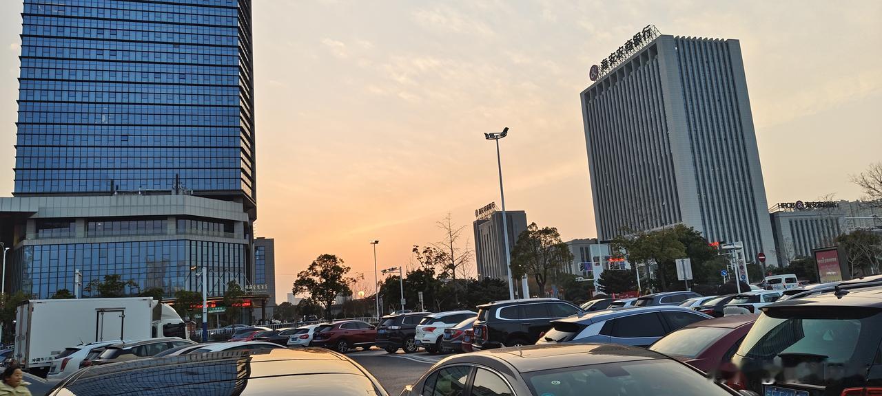 上周做得最正确的一件事：周四清空黄金库存周四的时候，金价猛涨，看着金价一度涨了