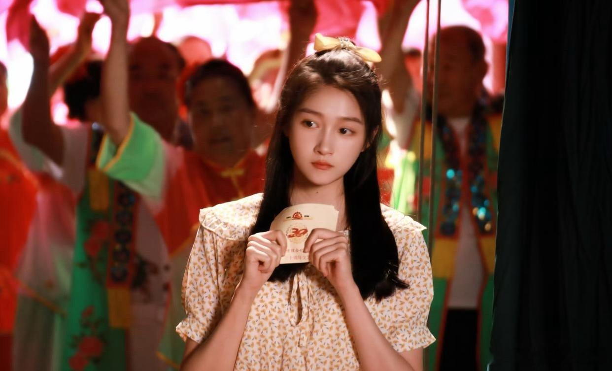 1.杨幂私下一直在看那位夜光剧本女星的笑话，从对方未婚生女到现在官宣单身，她都是