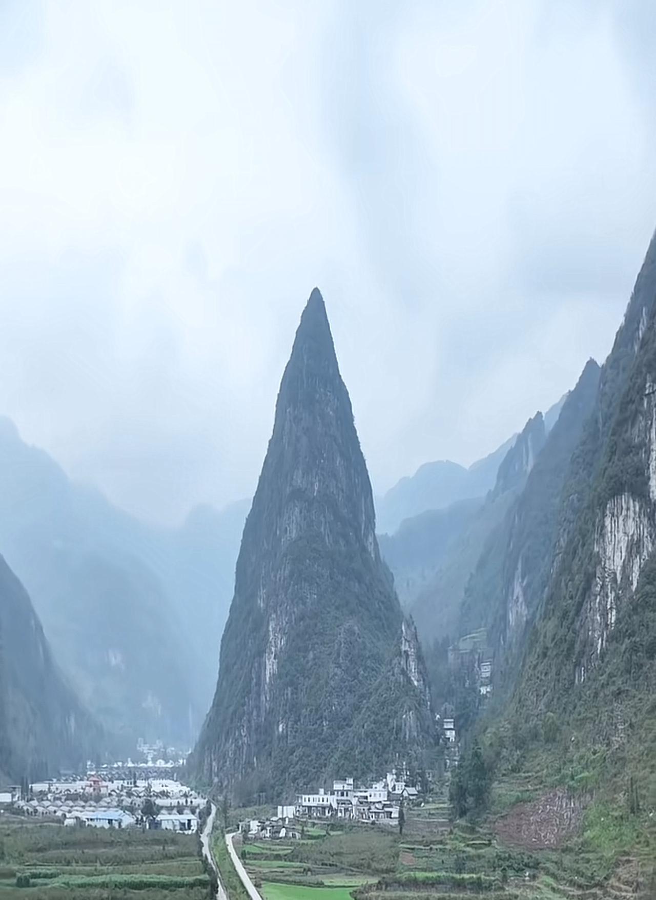 神奇的贵州文笔山峰，拔地而起...直插云端，山尖如针雄伟壮观！山下还曾出过状元