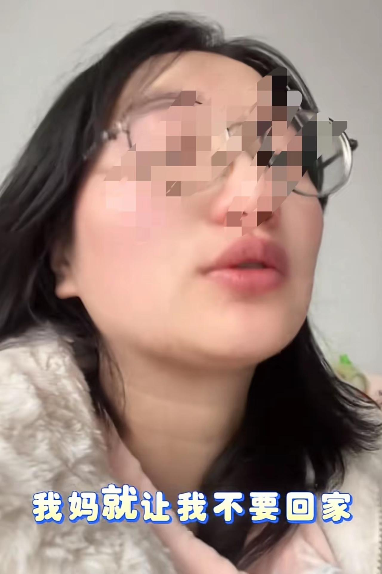 视频里这个女孩哭的几乎说不出话，强忍着泪水说自己是从陕西嫁到重庆，属于远嫁。过年