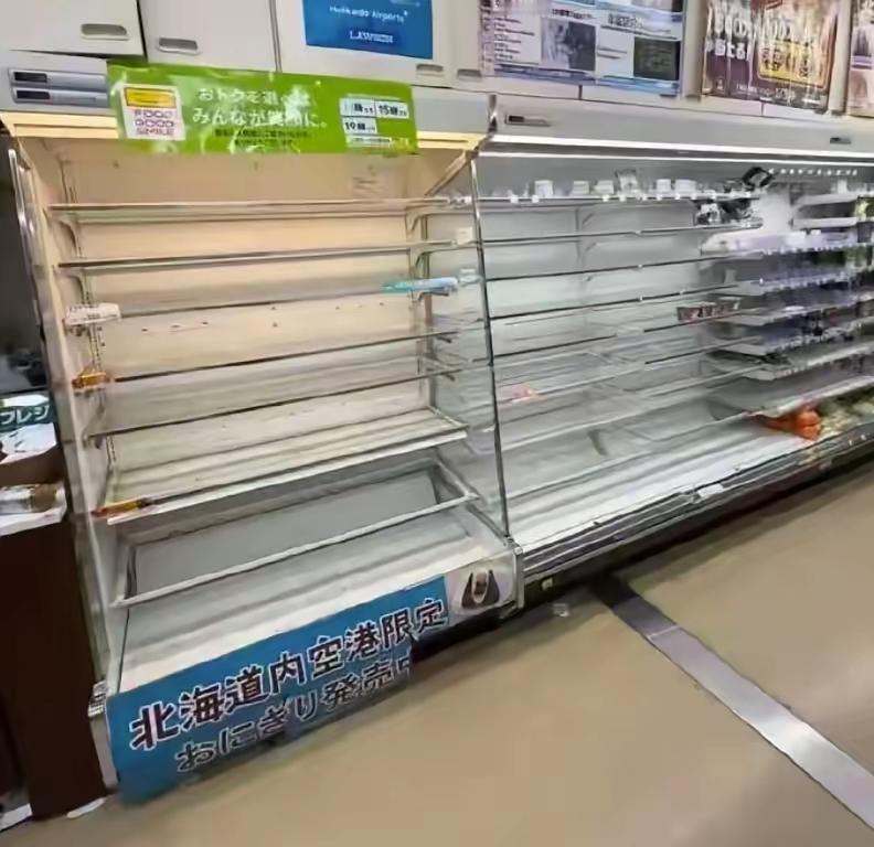日本北海道新千岁机场大雪，很多中国旅客被迫滞留机场过夜，抱怨机场商店的货架全被抢