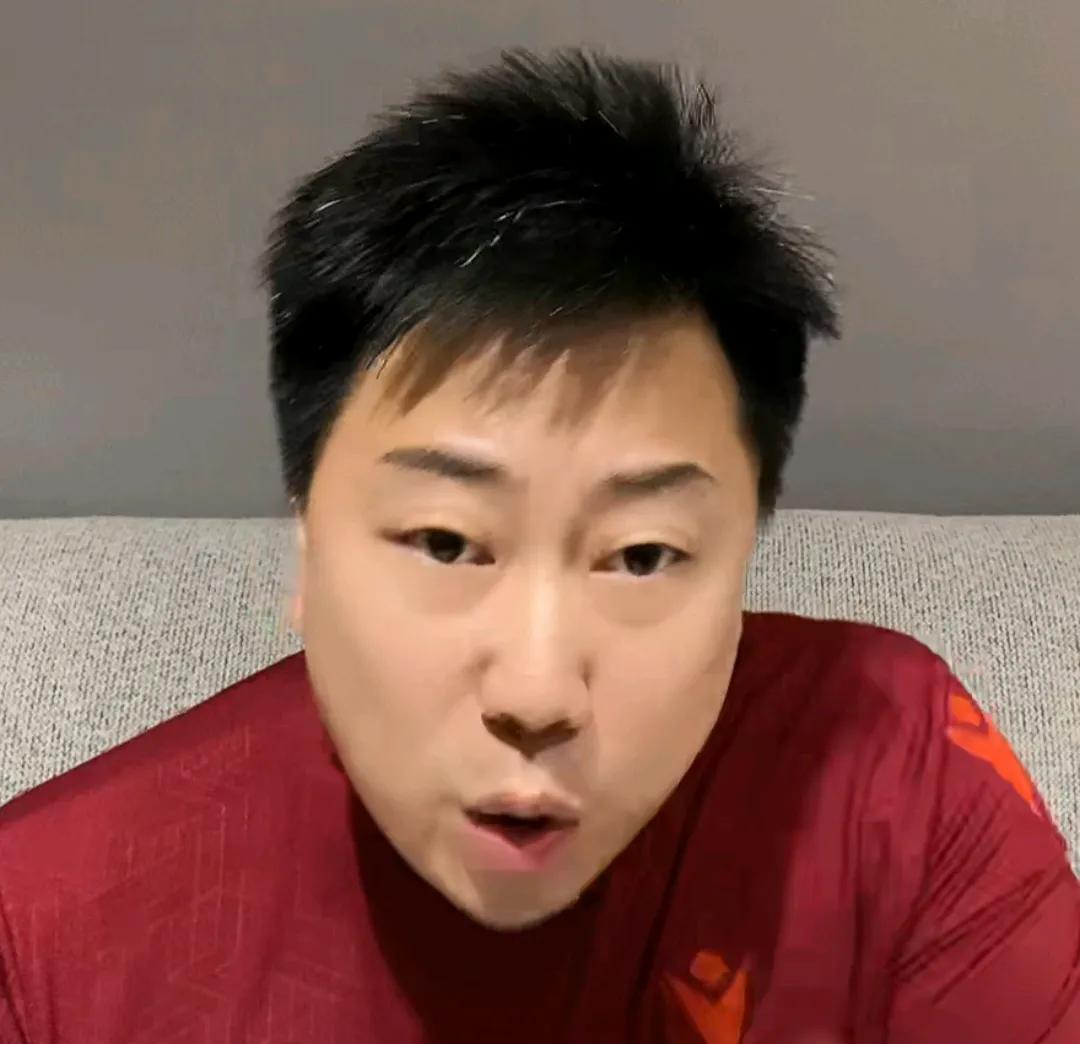 媒体人李宝库痛批了U17国足主帅浮岛敏。在U17国足0-1输给印尼U17后，媒