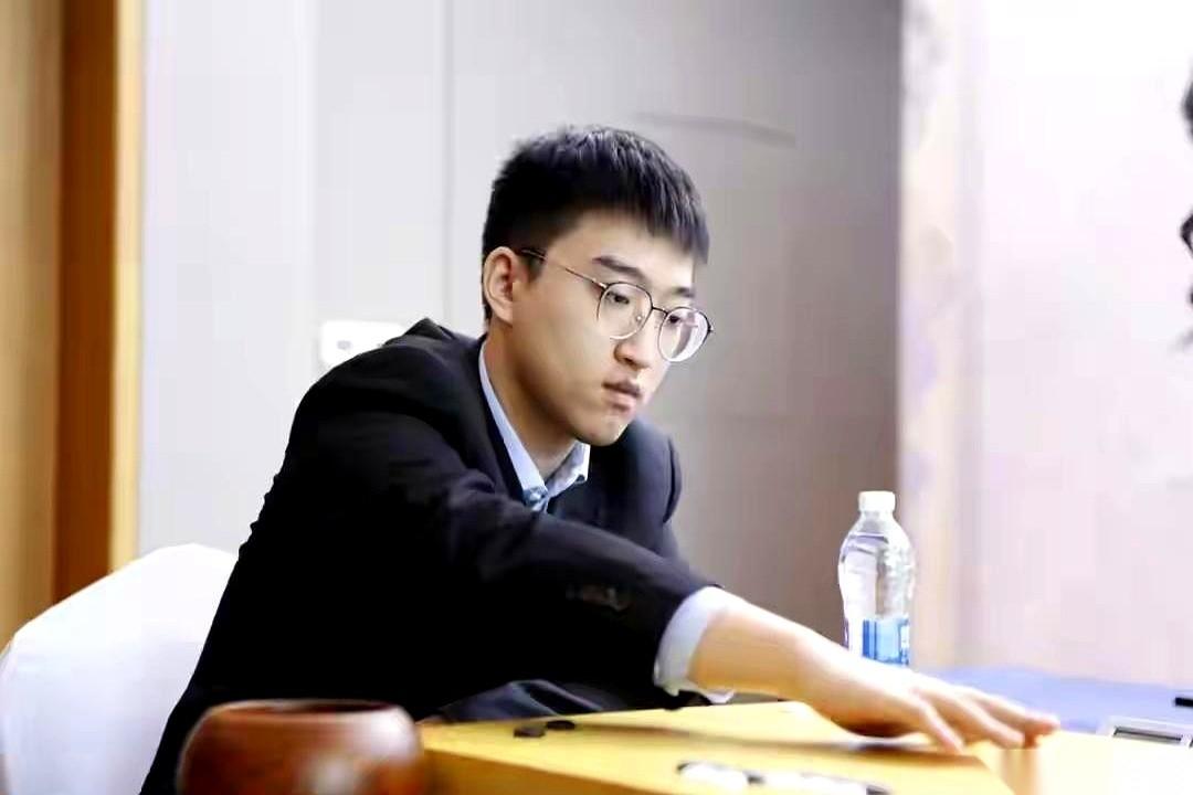 烂柯杯预选赛最后一轮，屠晓宇就差这最后一步。抬眼望去，坐在他对面的，是朴廷桓。