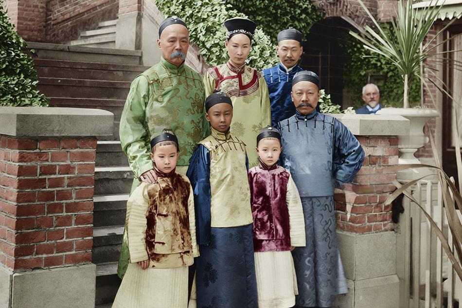 这张照片是1899年第一次海牙和平会议期间，清政府代表团的合影，图中聚集了此次参