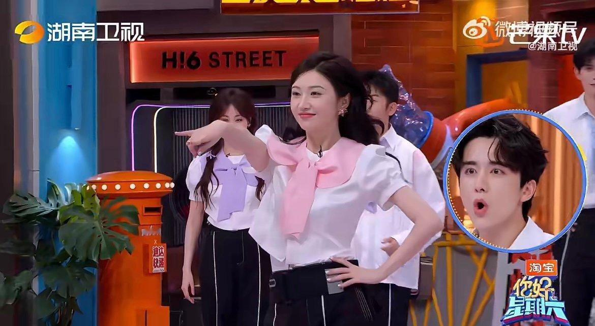 景甜不愧是北舞出来的景甜的舞蹈身段太优越，每一个转身都尽显优雅，舞台魅力直接拉