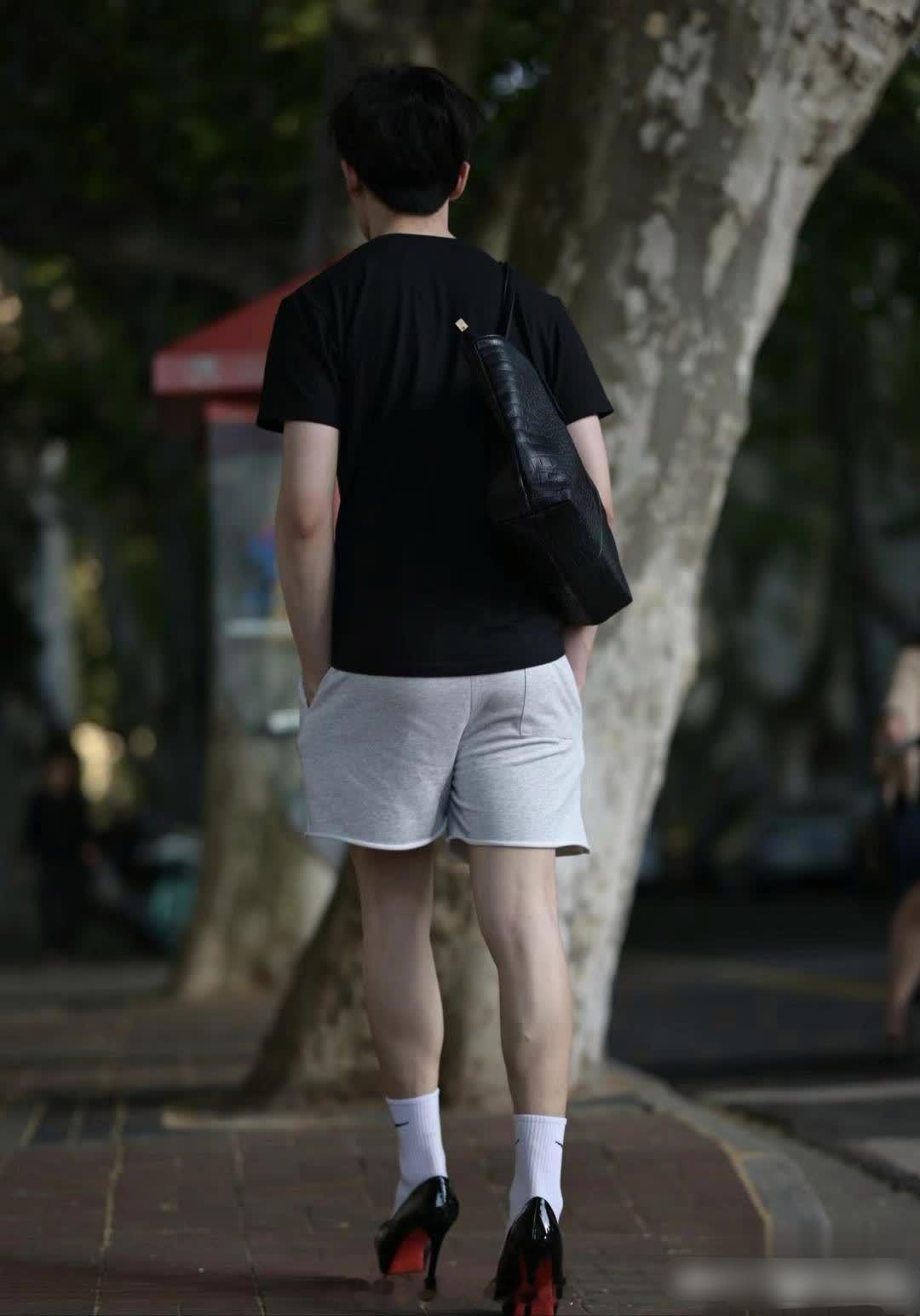 这个世界好颠呀，男生穿个高跟鞋白袜子，这是什么搭配？