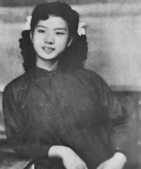 1949年，军统特务毛森抓到了一个交际花小姐，在审讯期间，毛森扒下她的衣服，露出