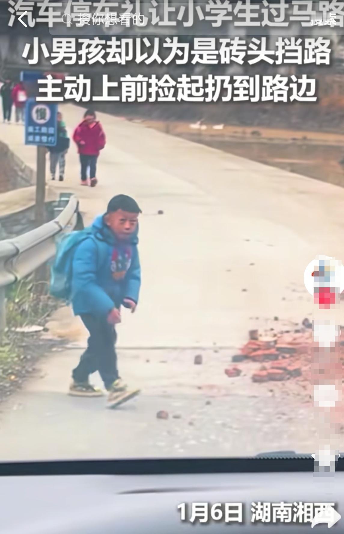 火到人民日报了！湖南，女子开车回家，碰到学生放学，就主动停下车让孩子们先过，