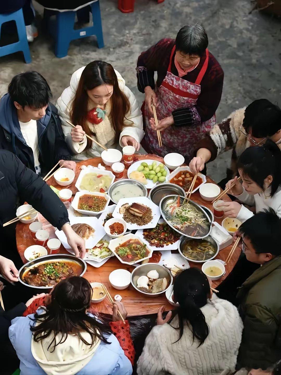 某网友:我婆婆是我公公的第二个老婆，前婆婆走的时候我老公才14岁。后来经人介绍我