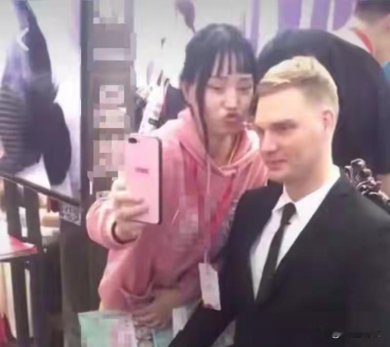 国人崇洋媚外的病态现状，真的该彻底整治了！真的越看越无语！现在国内部分人的
