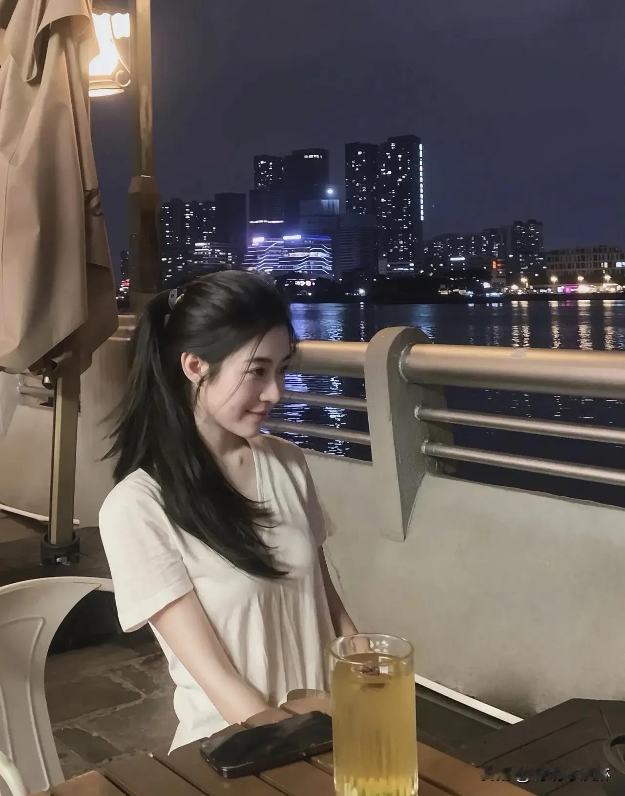 气质是骨子里的优雅，无需刻意张扬。穿搭、谈吐、修养，细节处见真章。
