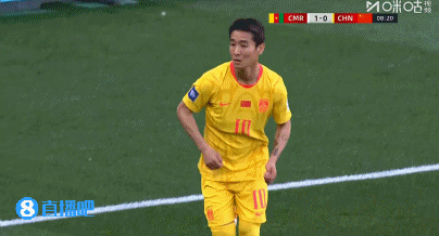有图为证：中国队防喀麦隆角球前点和后点都漏人了，等于同时犯了两个致命的错误，这第