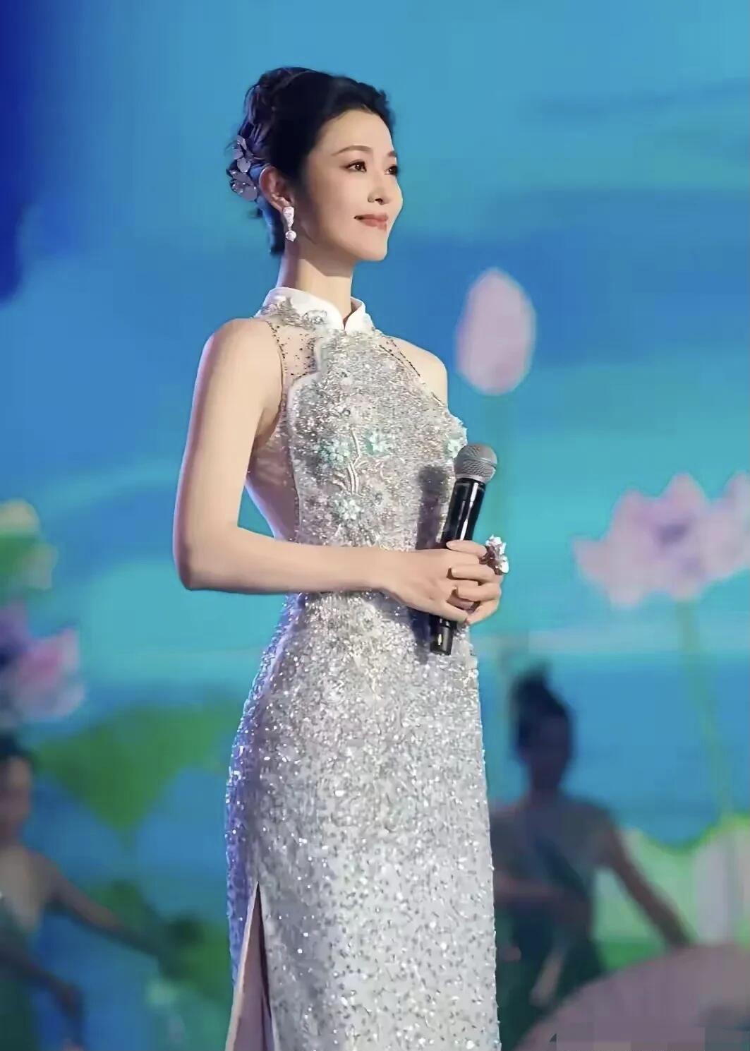这是比周涛还要美的一个女明星，气质比张舒越好，她的脸非常精致，十分耐看，很多人喜