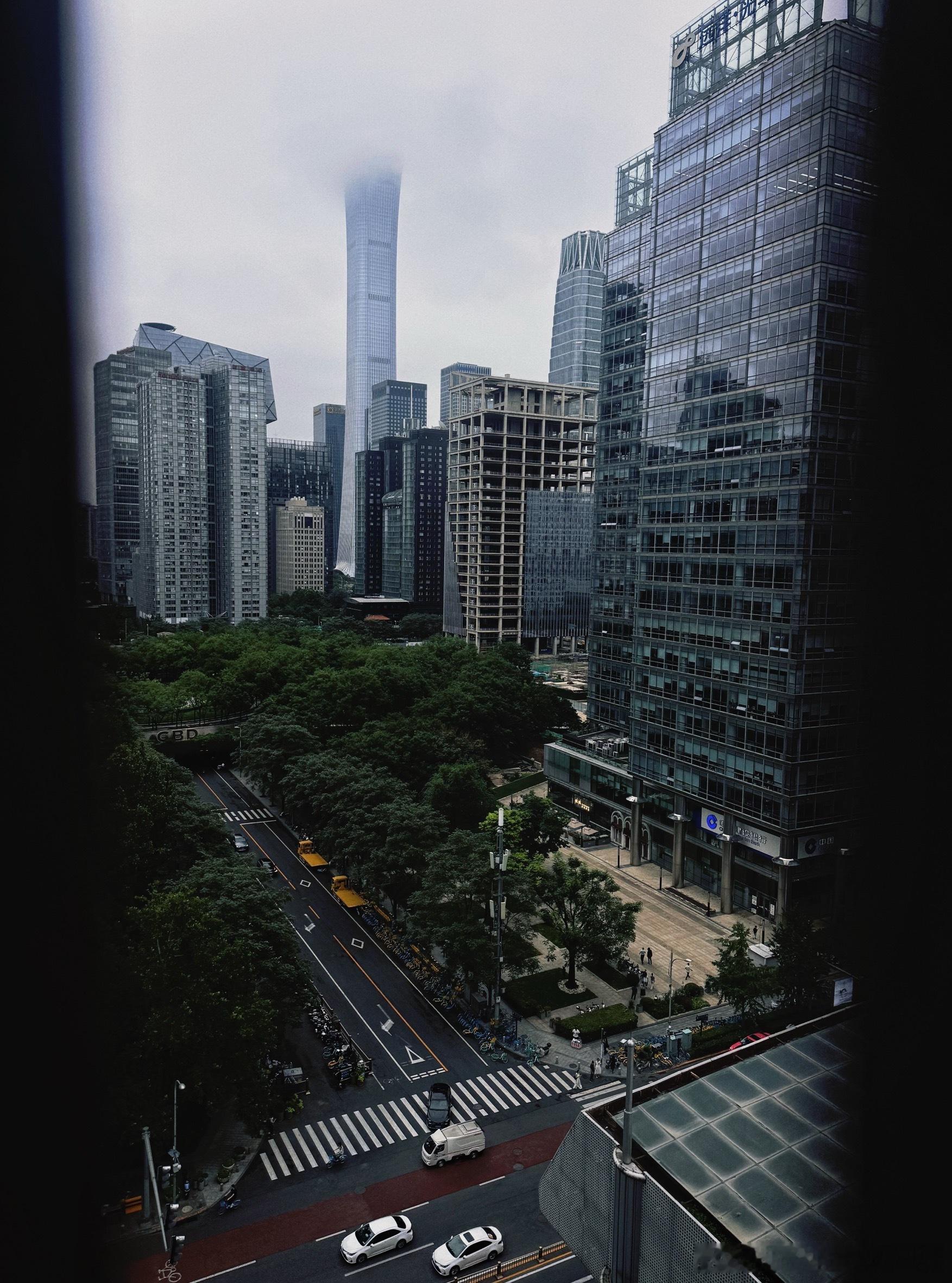 脑袋都要被窗户夹了[笑着哭]随手拍天气城市影像记​​​