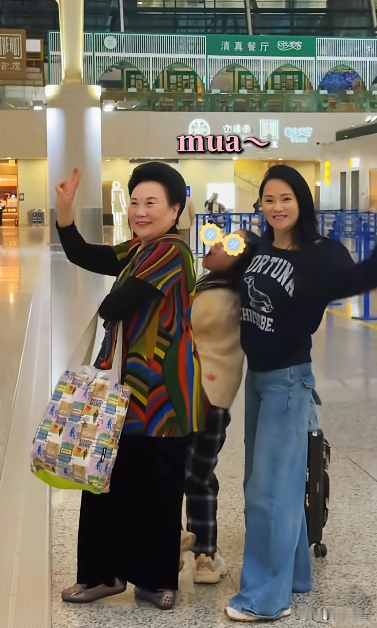 伊能静这个儿媳妇真是太周到了，秦昊娶到她，真是捡到宝啊！伊能静带着公公婆婆和老