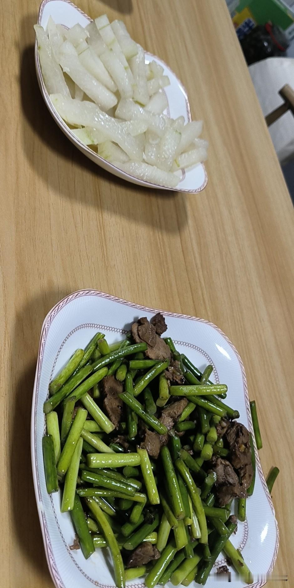 进了厨房，看见今天中午终于不是吃的剩饭[捂脸哭]，焖米饭，炒了2个菜，不说好赖，最