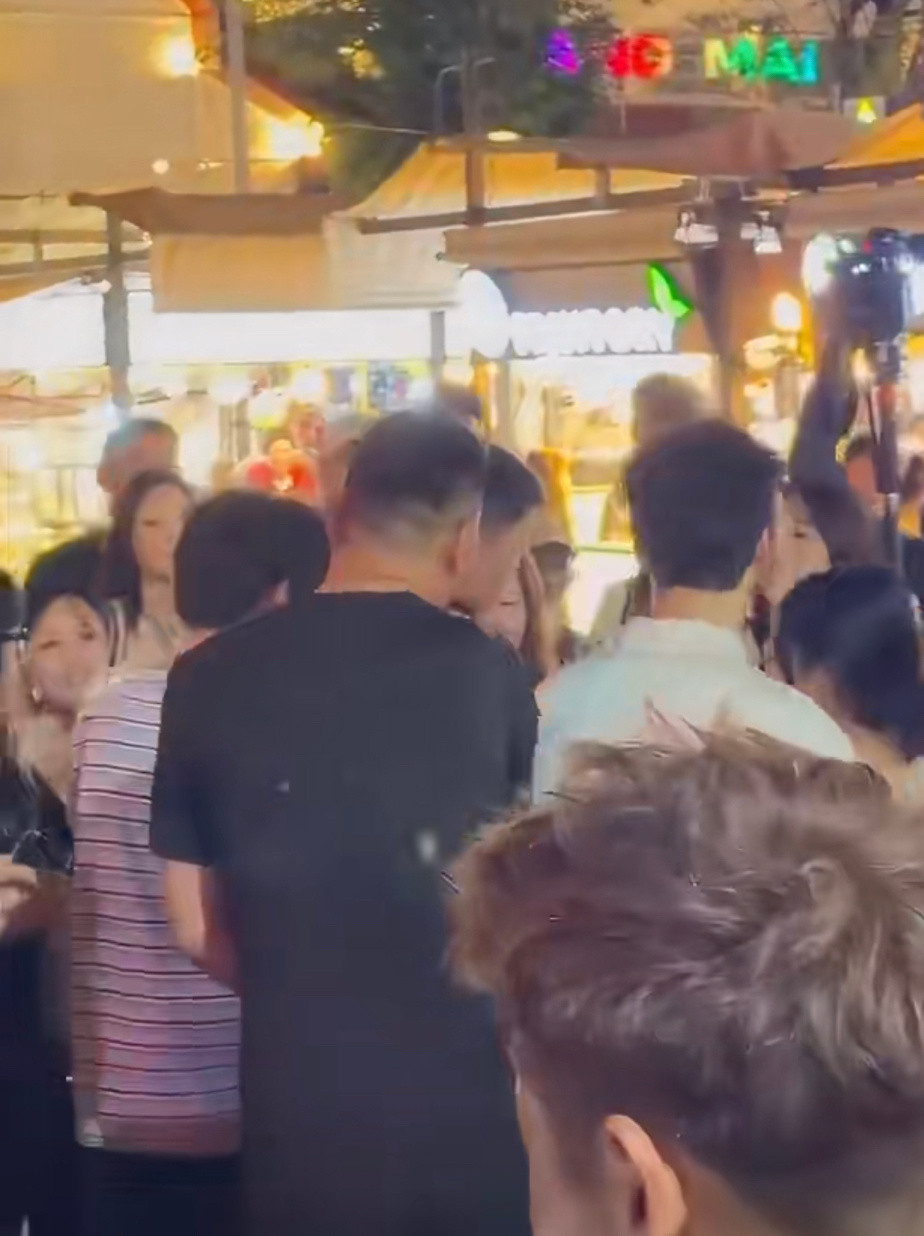 中餐厅录制现场，王俊凯身边的保镖不认识黄晓明，一下把他挤开了