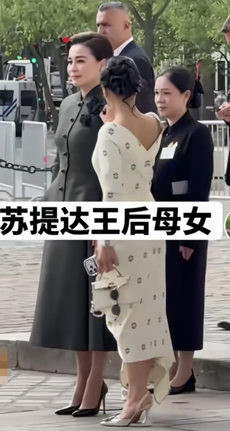 思蕊梵公主和苏提达王后关系不错啊。访问法国期间，面对媒体镜头，思蕊梵公主给苏提达