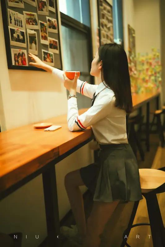 马老师被教育局督导组查到私自给学生推销教辅资料，被要求去教育局说明情况。同事们