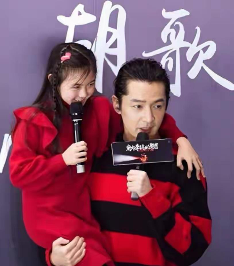 44岁的胡歌如今定居上海，低调又幸福。他突然官宣当爸，如今儿女双全，孩子颜值都随