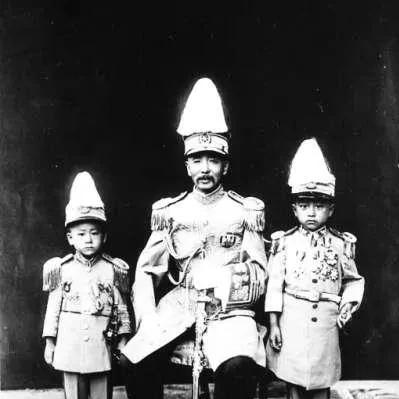 1918年，张作霖以“选美”为由来学校挑姨太太，不顾校长阻拦执意娶了他侄女，新婚